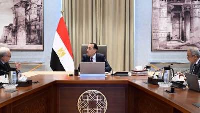 رئيس الوزراء يتابع مع نائبه للشئون الاقتصادية موقف خطة إعادة هيكلة الهيئات الاقتصادية
