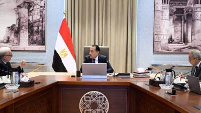 رئيس الوزراء يتابع مع نائبه للشئون الاقتصادية موقف خطة إعادة هيكلة الهيئات الاقتصادية