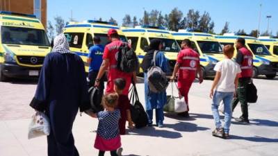 الهلال الأحمر المصري يستقبل  الدفعة الـ 45 من المصابين الفلسطينيين