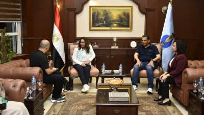 وزيرة التنمية المحلية والبيئة ومحافظ البحر الأحمر يعقدان اجتماعاً موسعاً لمتابعة منظومة المخلفات والارتقاء بمستوى الخدمات البيئية