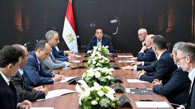 رئيس الوزراء يلتقي مسئولي شركة نيسان العالمية
