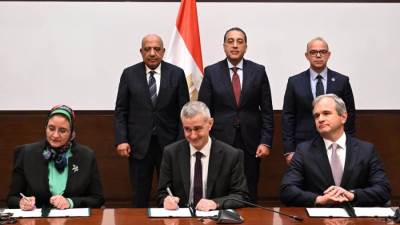 رئيس الوزراء يشهد توقيع اتفاقيتي الاستثمار والتشغيل وشراء الطاقة لمحطة طاقة رياح "جبل الزيت"