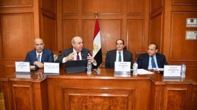  وزير الطيران المدني يستعرض أمام لجنة الإسكان والإدارة المحلية والنقل بمجلس الشيوخ استراتيجية الوزارة 