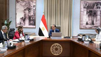 رئيس الوزراء يتابع موقف تنفيذ المشروعات الخدمية والتنموية بمحافظة الوادي الجديد
