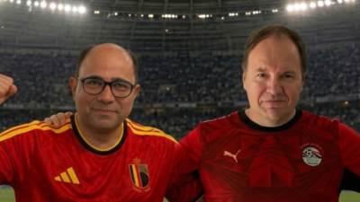 تبادل قمصان بين سفيري مصر وبلجيكا قبل مواجهة المنتخبين في كأس العالم