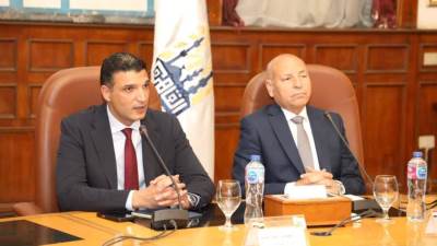 وزير الصناعة ومحافظ القاهرة يُسلِّمان 43 عقد تقنين أوضاع لمصانع وورش بمنطقة شق الثعبان الصناعية