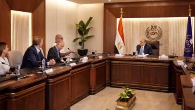 رئيس هيئة الدواء المصرية يبحث مع ممثلي شركة "بيور بيبتايد سوليوشن" الأمريكية فرص التعاون