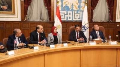 وزير الصناعة ومحافظ القاهرة يُسلِّمان 43 عقد تقنين أوضاع لمصانع شق الثعبان.. وخطة لتعزيز صناعة الرخام والجرانيت