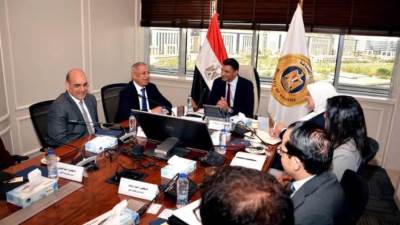 وزير الصناعة يبحث مع رئيس الأكاديمية العربية للعلوم والتكنولوجيا والنقل البحري سبل تعزيز التعاون