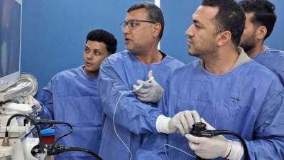 استخراج 100 مسمار وصامولة حديدية من معدة مريض بمستشفى بنى سويف الجامعي