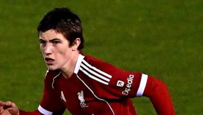 ليفربول يعرض عقدًا لعدة سنوات على لاعب الوسط الواعد هايدن موراي-هولم