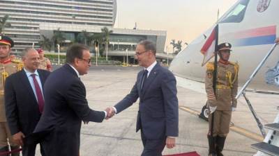وزير الصحة والسكان يستقبل رئيس وزراء صربيا بمطار القاهرة الدولي