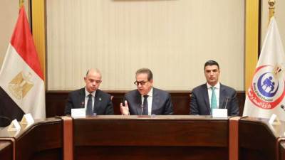وزير الصحة يبحث مع وزيري الاستثمار والصناعة آليات خفض الإصابة بالأمراض المرتبطة بالسكر
