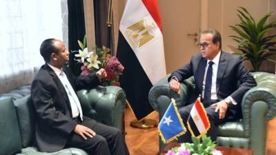 وزير الصحة يبحث مع نظيره الصومالي تعزيز التعاون الثنائي وتبادل الخبرات في المجالات الصحية