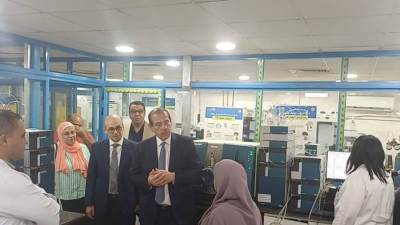 نائب وزير الصحة يتفقد معامل الصحة العامة ويهنئها باعتماد فحوص الأغذية والمياه