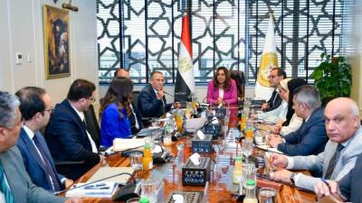 وزيرة التنمية المحلية والبيئة تتابع مع أحد المستثمرين مستجدات تنفيذ مشروعات للاستثمار البيئي بشرم الشيخ والمحميات الطبيعية بجنوب سيناء