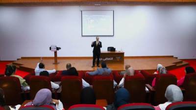 مدير صندوق مكافحة الإدمان يلتقي طلاب الفرقة الأولى الملتحقين بأول ليسانس متخصص على مستوى الشرق الأوسط في "علم نفس الإدمان والأساليب العلاجية" بالتعاون مع جامعة بنها