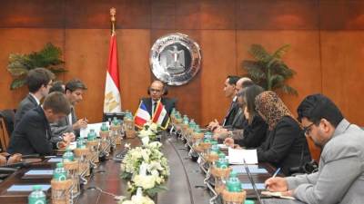 وزير الاستثمار والتجارة الخارجية يبحث مع السفير الفرنسي تعميق التعاون الاستثماري والتجاري