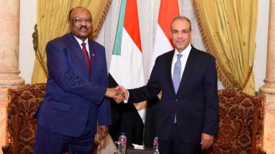 وزير الخارجية يلتقي نظيره السوداني لبحث سبل تعزيز العلاقات الثنائية وتطورات الأوضاع في السودان