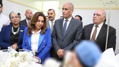 وزيرة التنمية ومحافظ كفر الشيخ يزوران رئيسة قرية أُصيبت خلال تنفيذ إزالة تعديات