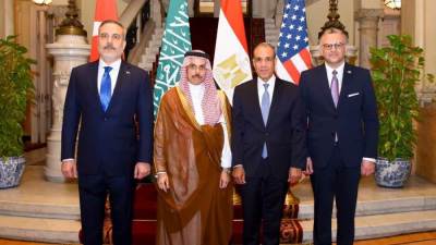 وزير الخارجية يعقد اجتماعاً مع نظيريه السعودي والتركي وكبير مستشاري الرئيس الأمريكي للشئون العربية والأفريقية لبحث التطورات الإقليمية