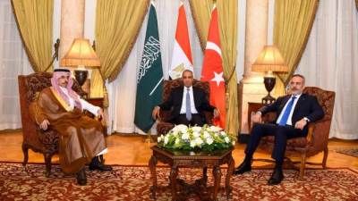 وزير الخارجية يعقد لقاءً ثلاثياً مع نظيريه السعودي والتركي لبحث التطورات الإقليمية
