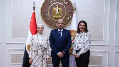 وزير العمل يتفق مع برنامج الأغذية العالمي على خطة عمل وتوقيت زمني للتعاون في عدة مجالات