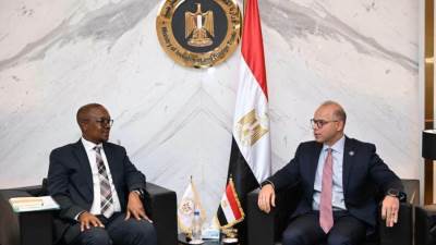 وزير الاستثمار يبحث مع وزير التجارة والصناعة الجنوب أفريقي تعزيز الشراكة الاقتصادية