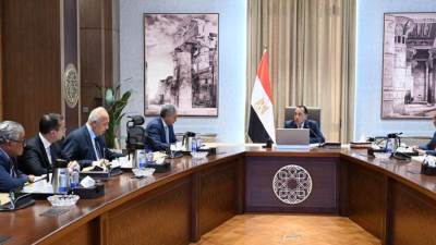 رئيس الوزراء يبحث مع ممثلي قطاعي السياحة والطيران سبل دفع الحركة السياحية