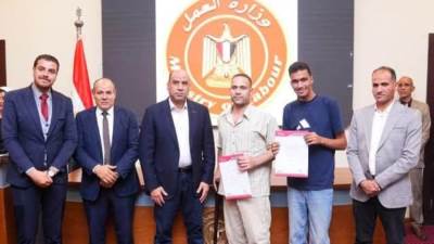 "أنتم أبنائي وإخوتي".. وزير العمل يسلم ذوي الهمم عقود عمل ويؤكد: الرئيس السيسي يتابع دمجكم في سوق العمل بنفسه