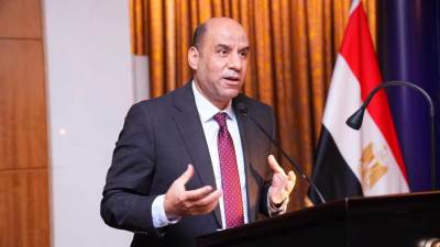وزير العمل يستمع للآراء ويجيب على استفسارات المشاركين بشأن تنفيذ قانون العمل
