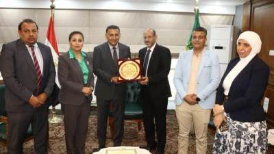 رئيس الوزراء يشيد بجهود اللجنة الطبية العليا بالمجلس في تنفيذ القوافل بالمحافظات
