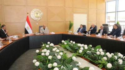 وزير الكهرباء يجتمع بأساتذة الجامعات والخبراء أعضاء اللجنة الاستشارية المتخصصة في مجالات الطاقة المتجددة لبحث العمل المشترك