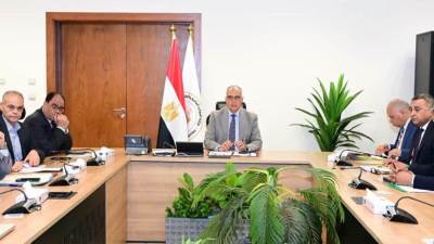 وزير الري يتابع الدراسة الخاصة بمنظومة التحكم في ورد النيل والمخلفات العائمة قبل انتشارها في منظومة المياه