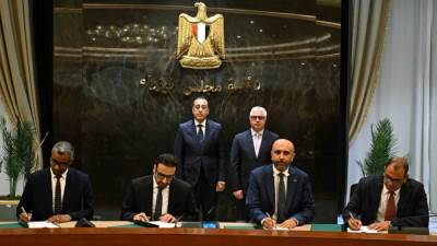 رئيس الوزراء يشهد توقيع 3 عقود لتقديم خدمات التخزين والتداول داخل المنطقة الاقتصادية لقناة السويس