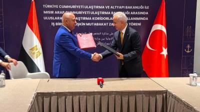 وزير النقل يلتقي نظيره التركي ويوقعان مذكرة تفاهم بين البلدين في مجال الممرات الدولية لتعزيز التعاون