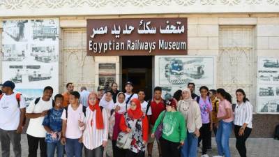متحف السكة الحديد يستقبل مجموعة من المبدعين الشباب وذوي الهمم ضمن برنامج "أتوبيس الفن الجميل"