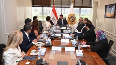 وزير الصناعة يبحث مع شركة جيانغسو تشانغهونغ الصينية خطة الشركة لإقامة مجمع صناعي لتقديم حلول متكاملة لصناعة السيارات