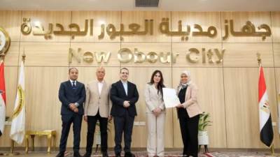 وزيرة الإسكان تسلم عقود توفيق أوضاع الأراضي المضافة بمدينتي العبور الجديدة والشروق