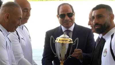 السيسي يستقبل لاعبي منتخب مصر والجهاز الفني ويمنحهم كأس الجدارة وأوسمة تكريمية