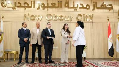 وزيرة الإسكان تسلم عقود توفيق أوضاع الأراضي المضافة بمدينتي العبور الجديدة والشروق