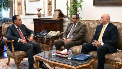 رئيس الوزراء يستقبل الرئيس التنفيذي الجديد لجهاز تنمية المشروعات المتوسطة والصغيرة ومتناهية الصغر والرئيس السابق للجهاز