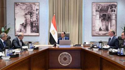 رئيس الوزراء يتابع عددًا من ملفات العمل المشتركة بين وزارتي الطيران المدني والبترول