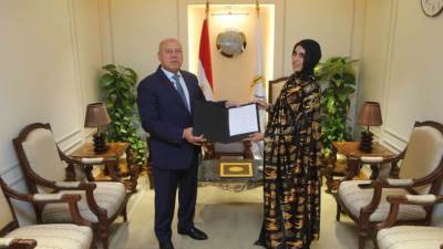 وزير النقل يكرم المواطنة ليلى الأنصاري المقيمة بأسوان تقديرًا لموقفها الوطني المشرف في التصدي لرشق أحد قطارات السكك الحديدية بالحجارة