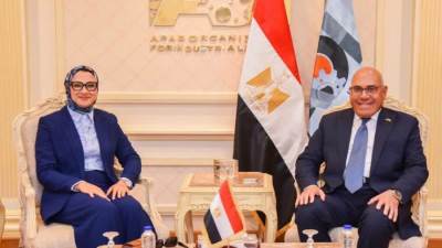 رئيس الهيئة العربية للتصنيع يؤكد خلال مباحثاته مع محافظ الوادي الجديد على اهتمام الهيئة بتصنيع وتلبية كافة احتياجات المحافظة 