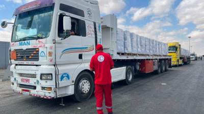 الهلال الأحمر: قافلة "زاد العزة" الـ 242 تحمل أكثر من 2,596 طنًا من المساعدات الإنسانية الشاملة
