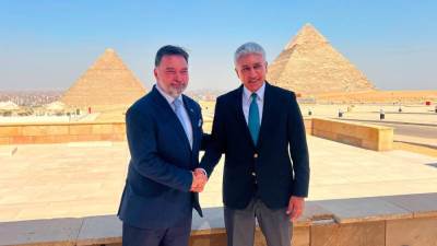 وزير السياحة والآثار يلتقي نائب رئيس مجلس الوزراء البوسني ووزير التجارة الخارجية والمسئول عن ملف السياحة لبحث التعاون