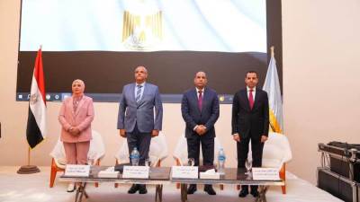 وزير العمل ومحافظ الإسكندرية يسلّمان عقود عمل جديدة وجوائز لخريجي التدريب المهني