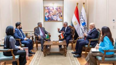 رئيس اقتصادية قناة السويس يلتقي السفير الباكستاني لدى القاهرة لبحث تعزيز التعاون في القطاعات المستهدفة