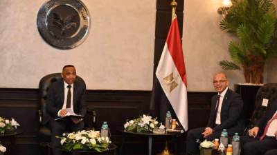 وزير الاستثمار والتجارة الخارجية ورئيس جمهورية مدغشقر يبحثان تعزيز الشراكة الاقتصادية والاستثمارية خلال مائدة مستديرة بمشاركة مجتمع الأعمال في البلدين